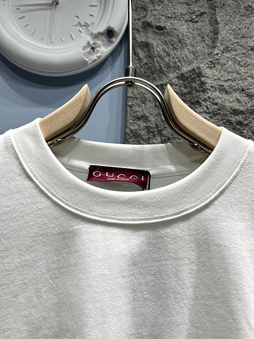 グッチスーパーコピー新しいプリントロゴ半袖Tシャツ