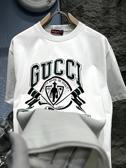 グッチ新しいカレッジプリントロゴTシャツ