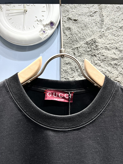グッチ新しいカレッジプリントロゴTシャツ