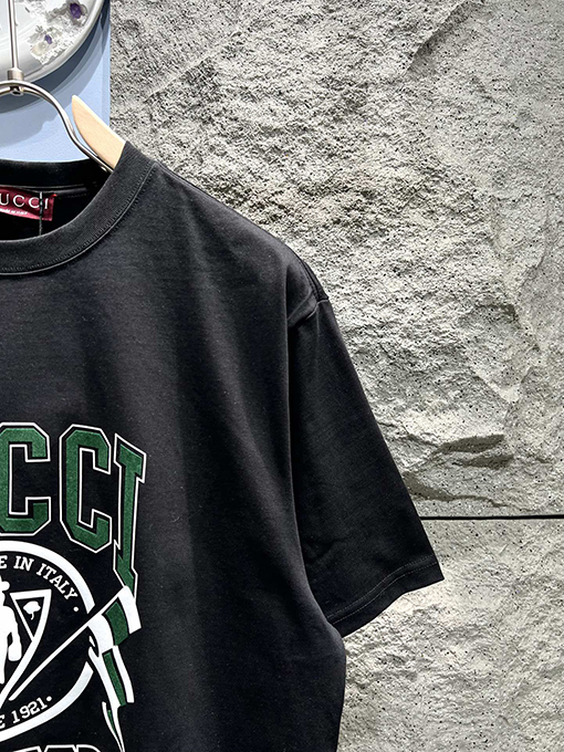 グッチ新しいカレッジプリントロゴTシャツ