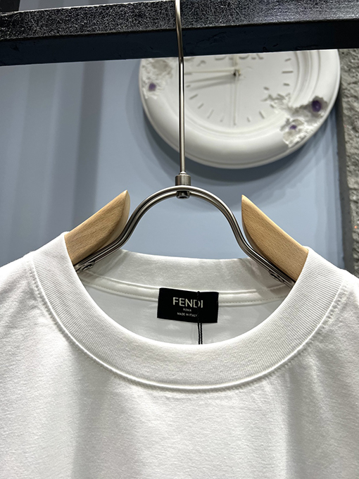フェンディレザーロゴ入り半袖Tシャツ