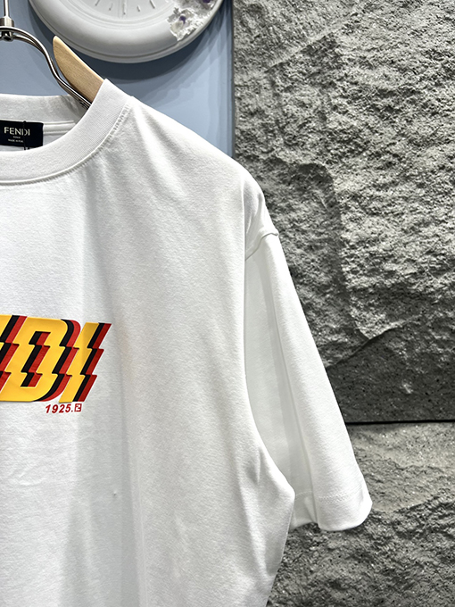 フェンディレザーロゴ入り半袖Tシャツ
