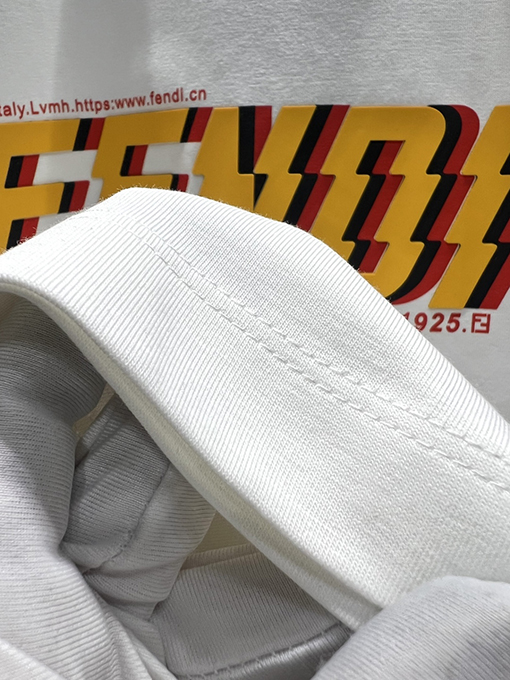 フェンディレザーロゴ入り半袖Tシャツ
