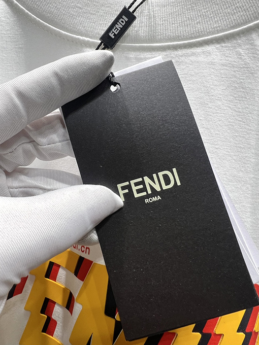 フェンディレザーロゴ入り半袖Tシャツ