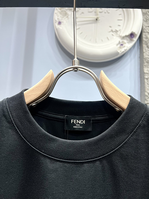 フェンディレザーロゴ入り半袖Tシャツ