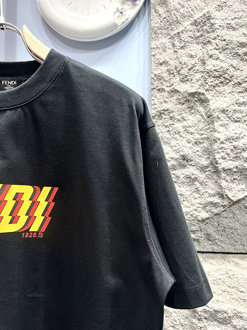 フェンディレザーロゴ入り半袖Tシャツ