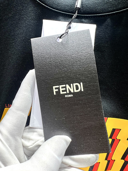 フェンディレザーロゴ入り半袖Tシャツ