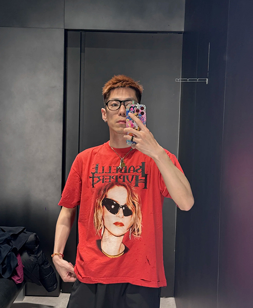 バレンシアガコピーイメージ大使の穴が開いた半袖Tシャツ