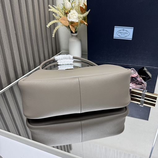 プラダ新しい牛革ショルダーバッグ