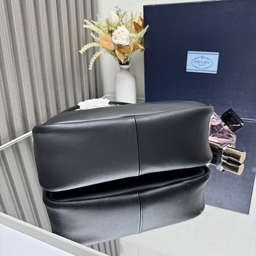 プラダ新しい牛革ショルダーバッグ