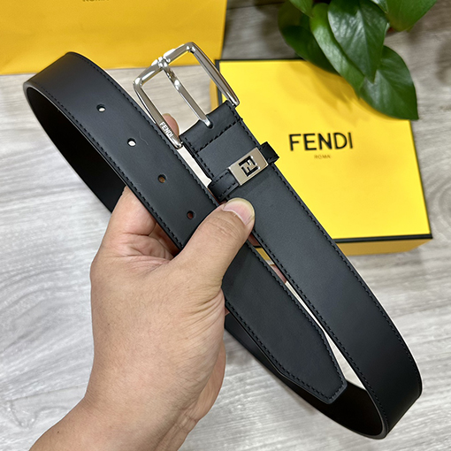 フェンディ35 mm幅の両面トップレザーベルト