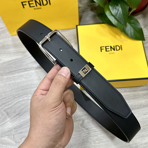 フェンディ35 mm幅の両面トップレザーベルト