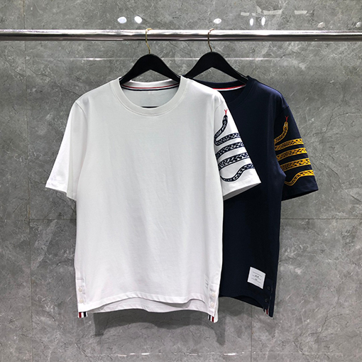トムブラウン左袖の蛇の刺繍半袖Tシャツ