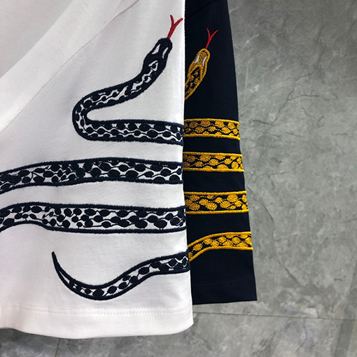 トムブラウン左袖の蛇の刺繍半袖Tシャツ