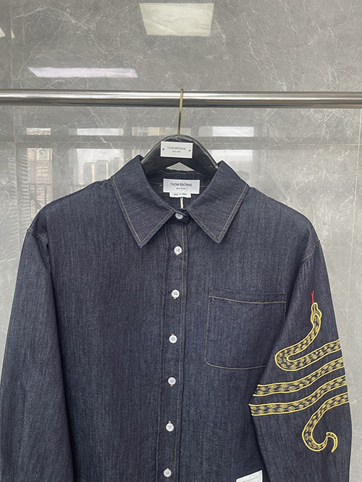 トムブラウン金蛇刺繍デニムシャツ