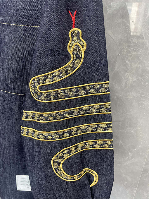 トムブラウン金蛇刺繍デニムシャツ