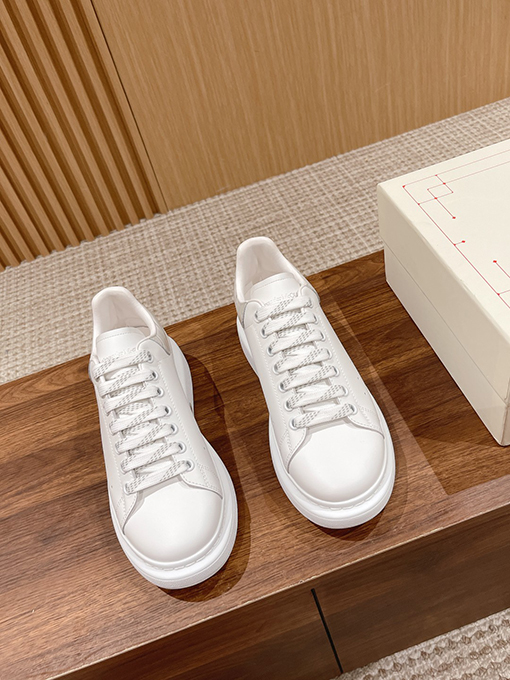アレキサンダーマックイーン クラシックな白い靴