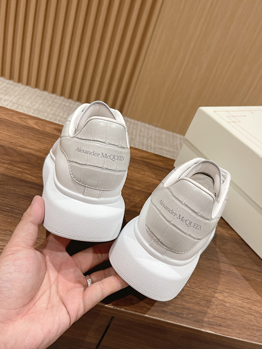 アレキサンダーマックイーン クラシックな白い靴