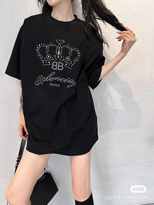 バレンシアガクラウンロゴラインストーン ヴィンテージ風ウォッシュTシャツ