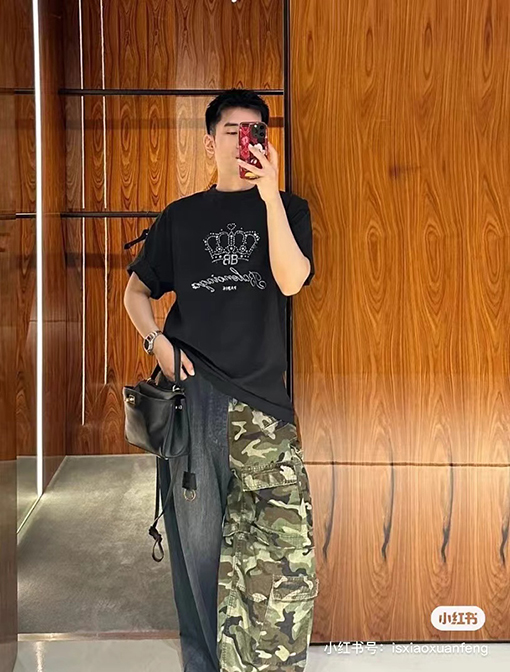 バレンシアガクラウンロゴラインストーン ヴィンテージ風ウォッシュTシャツ