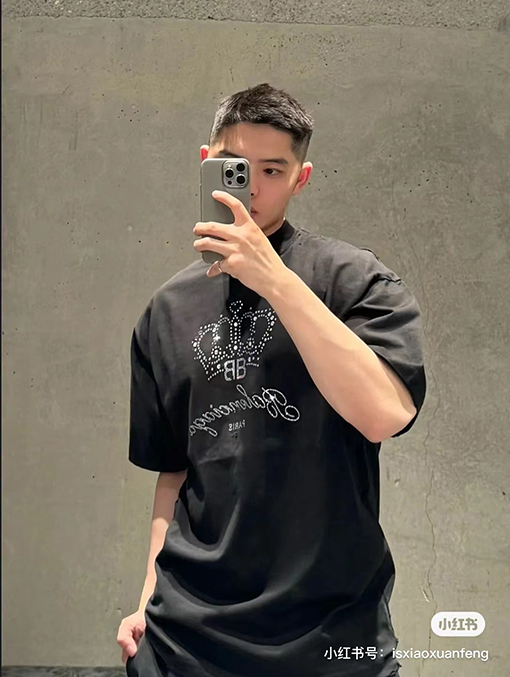 バレンシアガクラウンロゴラインストーン ヴィンテージ風ウォッシュTシャツ