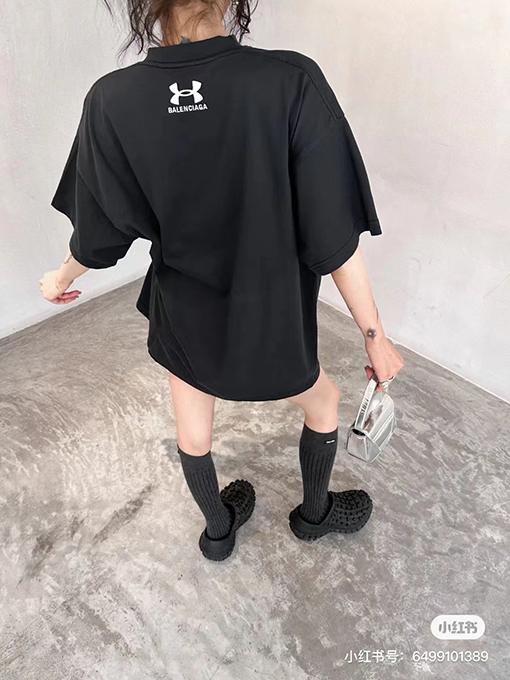 バレンシアガ×アンダーアーマー 刺繍入り半袖Tシャツ
