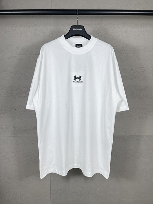 バレンシアガ×アンダーアーマー 刺繍入り半袖Tシャツ