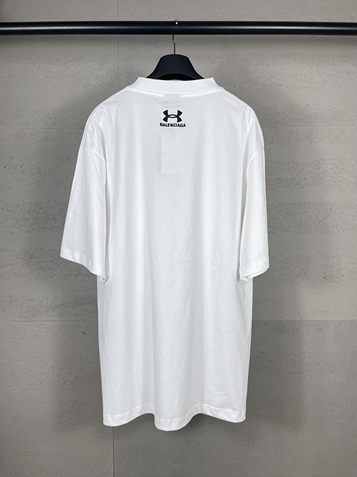 バレンシアガ×アンダーアーマー 刺繍入り半袖Tシャツ