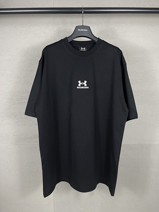 バレンシアガ×アンダーアーマー 刺繍入り半袖Tシャツ