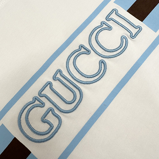 グッチコピープリント刺繍入り コットン半袖Tシャツ