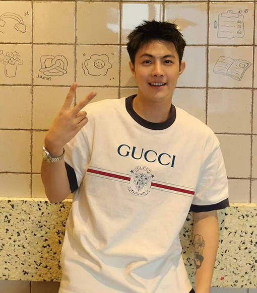 グッチミニバッジプリント 半袖Tシャツ