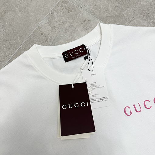 グッチスーパーコピー 三色アルファベットプリント 半袖Tシャツ
