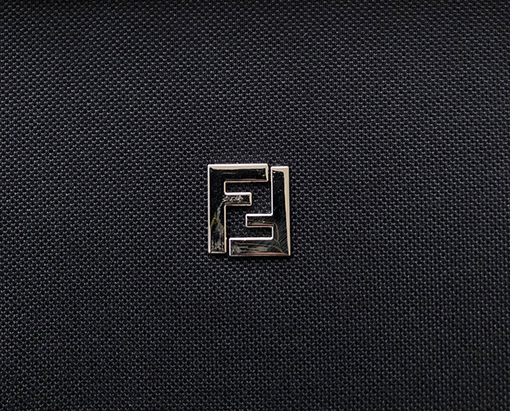 フェンディ 金属ロゴ付きポロシャツ