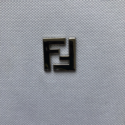 フェンディ 金属ロゴ付きポロシャツ