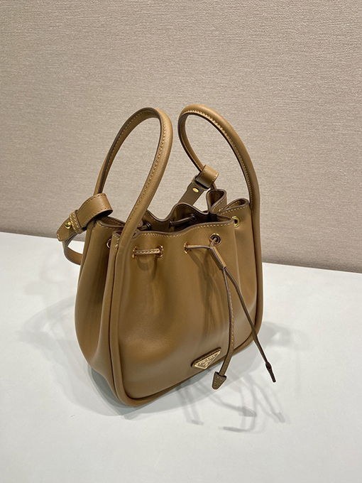 プラダ  新作 バケツ型ショルダーバッグ