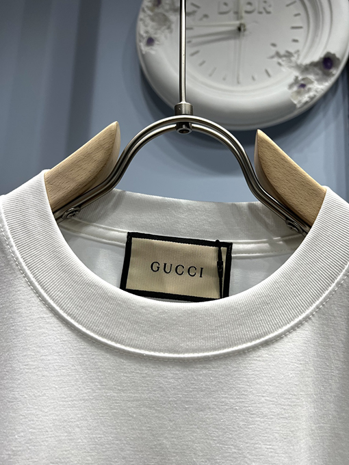 グッチコピーダブルレイヤード風ロゴプリントTシャツ