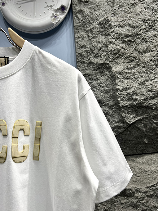 グッチコピーダブルレイヤード風ロゴプリントTシャツ