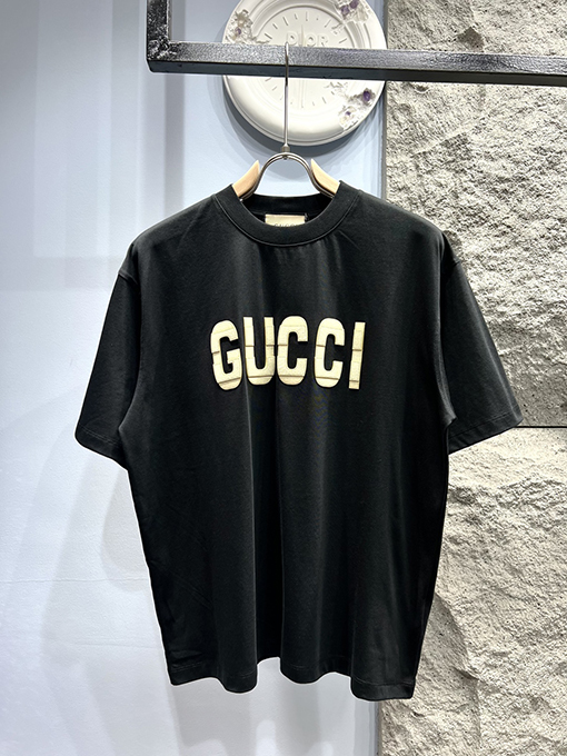 グッチコピーダブルレイヤード風ロゴプリントTシャツ