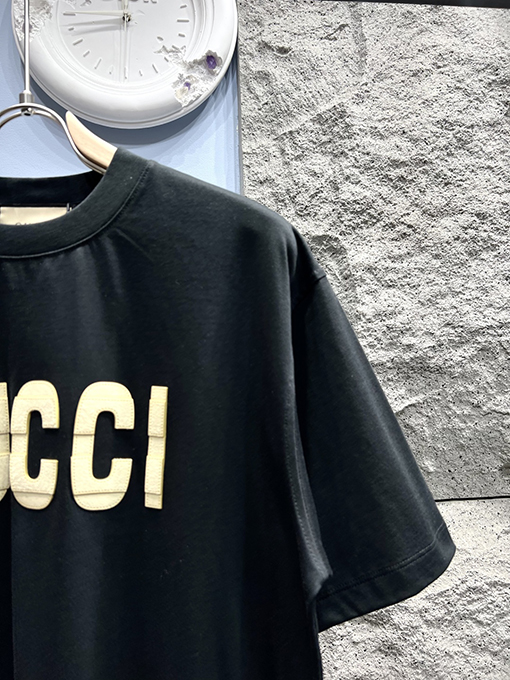 グッチコピーダブルレイヤード風ロゴプリントTシャツ