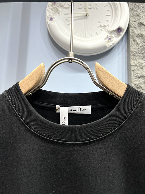 ディオールスーパーコピー グラフィティ風ロゴプリント 半袖Tシャツ