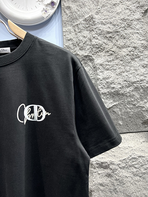 ディオールスーパーコピー グラフィティ風ロゴプリント 半袖Tシャツ