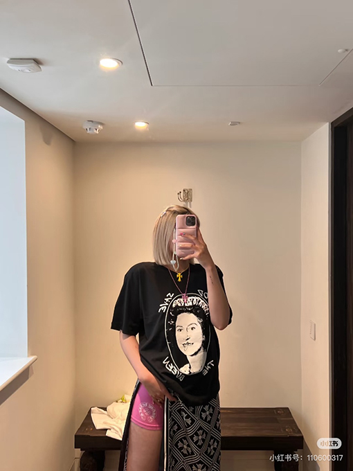 クロムハーツイギリス女王ピンモチーフ 半袖Tシャツ