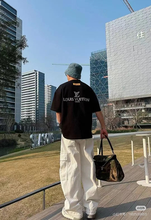 ルイヴィトンパールロゴレタリング 半袖Tシャツ