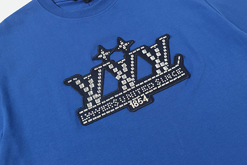 ルイヴィトン25SS 新作 ストーン付き バッジ刺繍 半袖Tシャツ