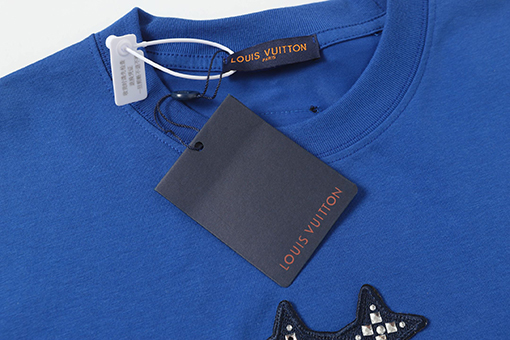 ルイヴィトン25SS 新作 ストーン付き バッジ刺繍 半袖Tシャツ
