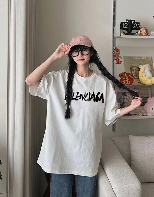 バレンシアガ筆文字アートクルーネック半袖Tシャツ