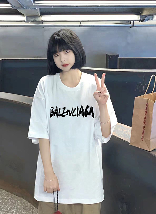 バレンシアガ筆文字アートクルーネック半袖Tシャツ