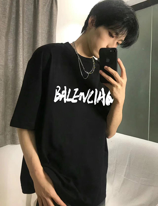 バレンシアガ筆文字アートクルーネック半袖Tシャツ