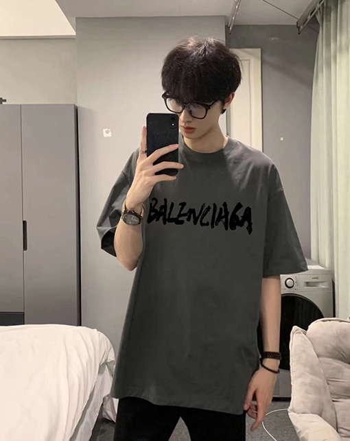 バレンシアガ筆文字アートクルーネック半袖Tシャツ