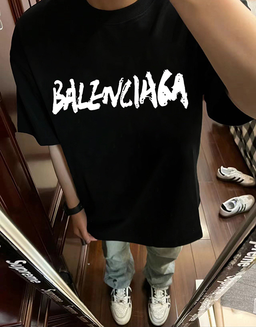 バレンシアガ筆文字アートクルーネック半袖Tシャツ